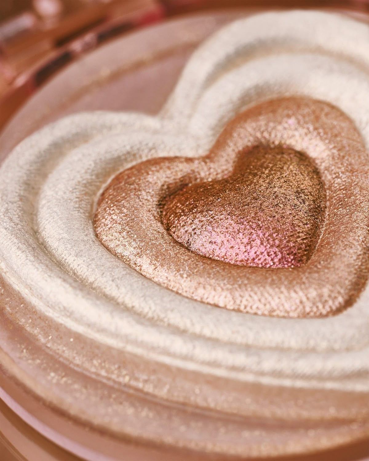 Essence love it a choco lot highlighter glaze
